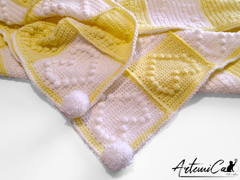 4 (Artemicat) Copertina Scacchi di Cuore: Fatta a Mano all’uncinetto bianco e giallo con cuori in rilievo e pom pom.