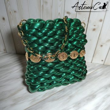 Borsa Emerald Glow: Chunky Bag verde smeraldo artigianale dal design brillante e catena dorata