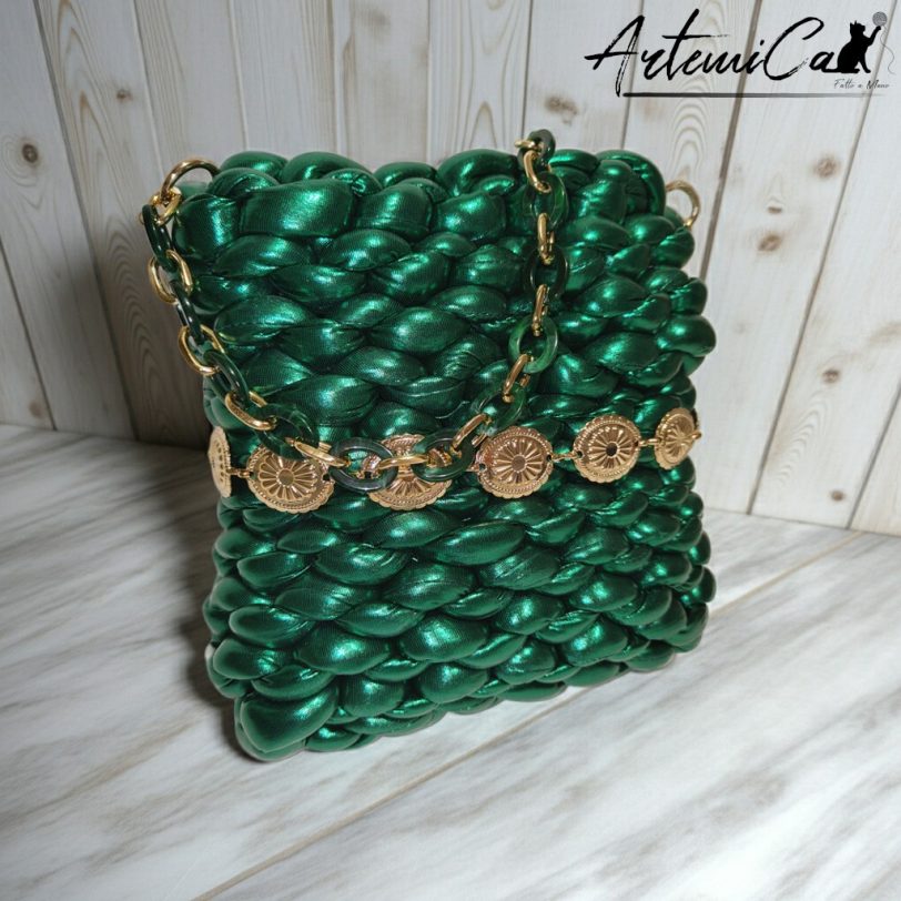 Borsa all'Uncinetto per l'Estate 2026: Come Scegliere il Modello Giusto 5 Borsa Emerald Glow Chunky Bag verde smeraldo con catena dorata