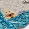 5 (Artemicat) Copertina Blu di Neve : fatta a mano all'uncinetto per neonato in viscosa bianca e dettagli turchesi brillanti.