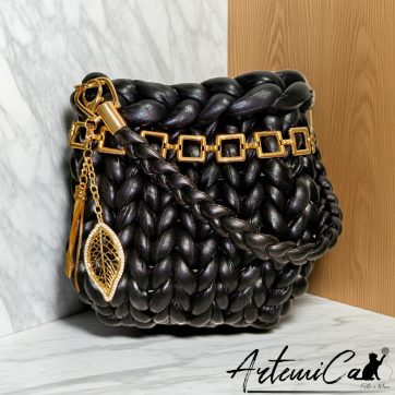 Borsa Black Shine – Chunky Bag nera artigianale con charm dorato e design tridimensionale