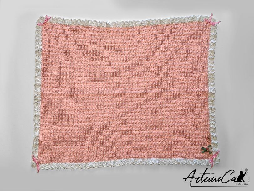 1 (Artemicat) Copertina "Confetto di Luna" - Fatta a Mano all'Uncinetto per bimbo in cotone rosa con bordo bianco - Dolce e Raffinata