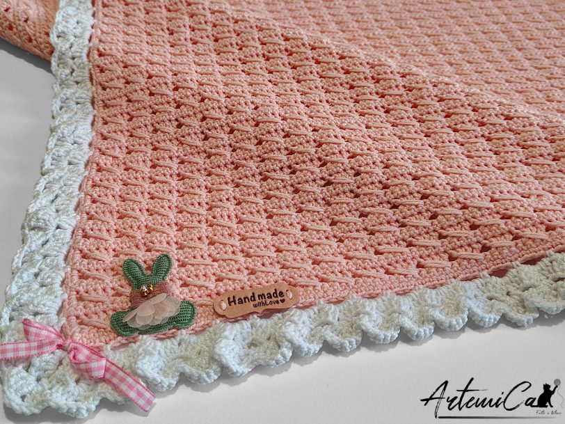 2 (Artemicat) Copertina "Confetto di Luna" - Fatta a Mano all'Uncinetto per bimbo in cotone rosa con bordo bianco - Dolce e Raffinata