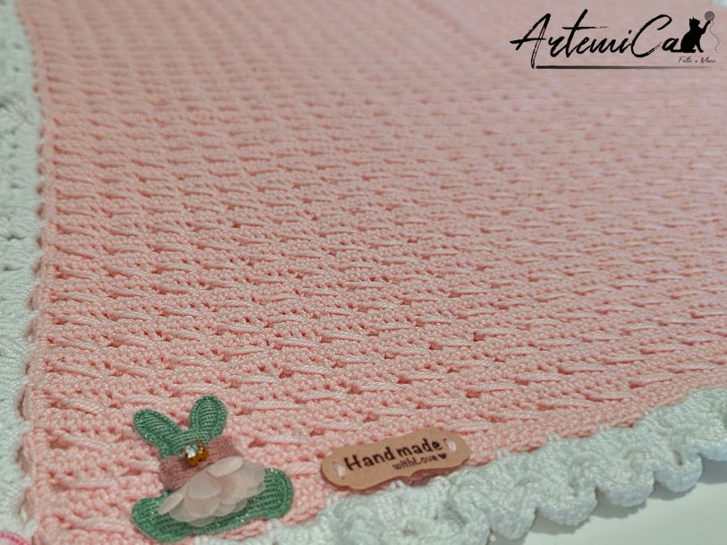 4 (Artemicat) Copertina "Confetto di Luna" - Fatta a Mano all'Uncinetto per bimbo in cotone rosa con bordo bianco - Dolce e Raffinata