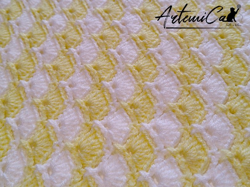 4 (Artemicat) Copertina "Dolce Limone" - Fatta a Mano all'Uncinetto in acriloco giallo e bianco per neonato - Calda e Soffice