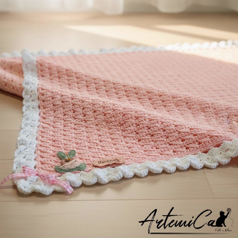 5 (Artemicat) Copertina "Confetto di Luna" - Fatta a Mano all'Uncinetto per bimbo in cotone rosa con bordo bianco - Dolce e Raffinata