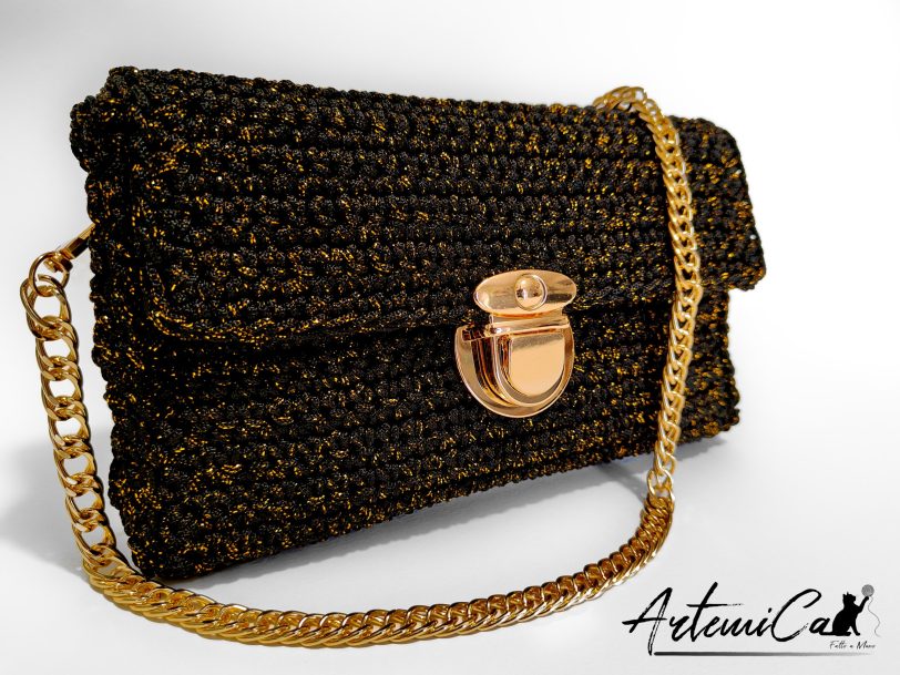 2 (Artemicat) Pochette Regina della Notte: Borsa fatta a mano all'Uncinetto nera elegante con dettagli oro