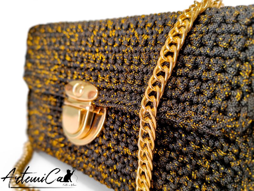 4 (Artemicat) Pochette Regina della Notte: Borsa fatta a mano all'Uncinetto nera elegante con dettagli oro