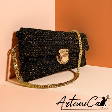 Pochette Regina della Notte: Borsa fatta a mano all'Uncinetto nera elegante con dettagli oro