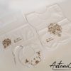 1 (Artemicat) Set battesimale ricamato a mano in cotone bianco con croce fiorita e filo dorato, tre pezzi: veste, fazzoletto e bavaglino