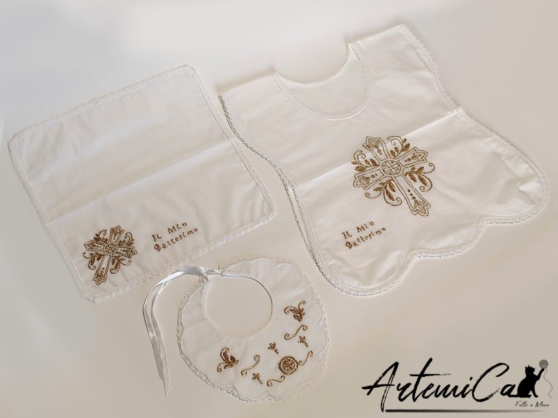 1 (Artemicat) Set battesimale ricamato a mano in cotone bianco con croce fiorita e filo dorato, tre pezzi: veste, fazzoletto e bavaglino