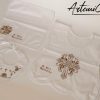 2 (Artemicat) Set battesimale ricamato a mano in cotone bianco con croce fiorita e filo dorato, tre pezzi: veste, fazzoletto e bavaglino