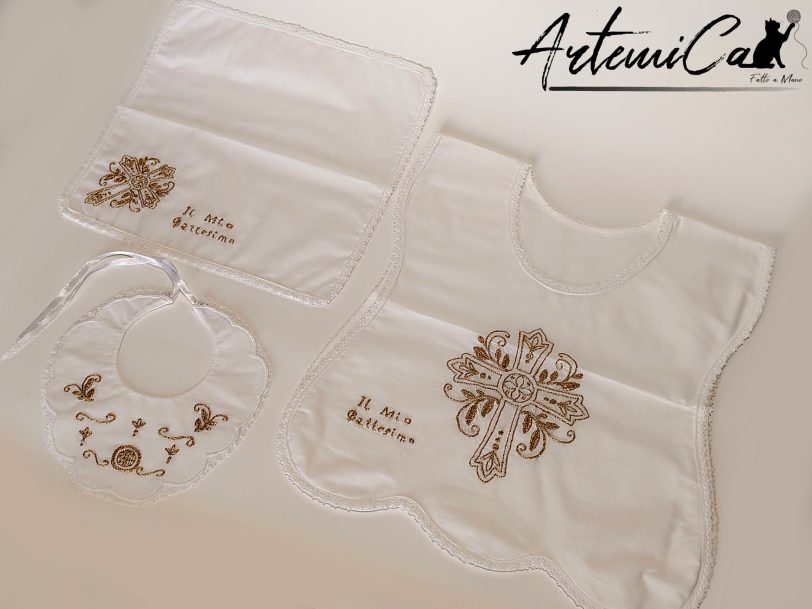 2 (Artemicat) Set battesimale ricamato a mano in cotone bianco con croce fiorita e filo dorato, tre pezzi: veste, fazzoletto e bavaglino