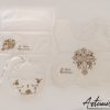 3 (Artemicat) Set battesimale ricamato a mano in cotone bianco con croce fiorita e filo dorato, tre pezzi: veste, fazzoletto e bavaglino