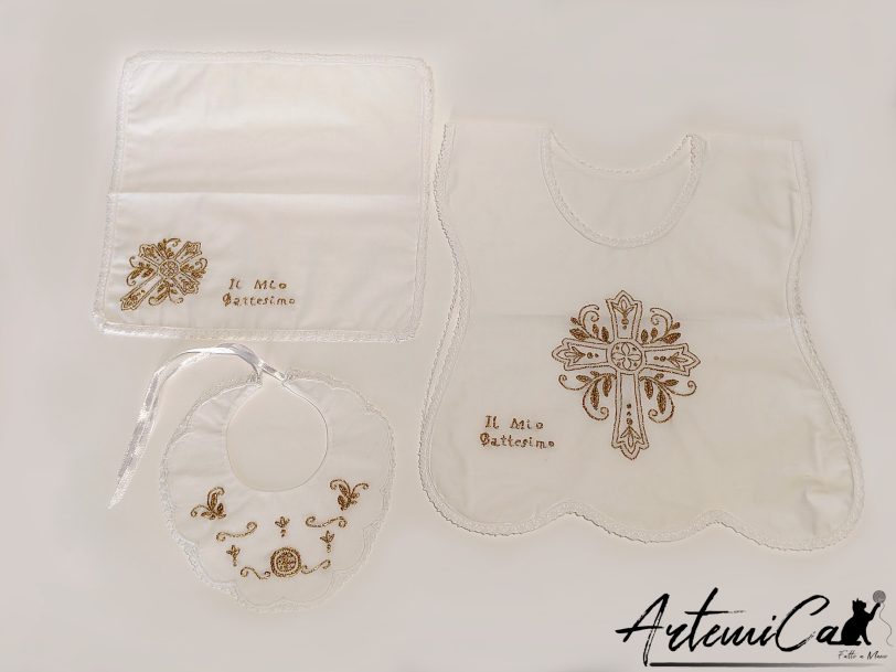 3 (Artemicat) Set battesimale ricamato a mano in cotone bianco con croce fiorita e filo dorato, tre pezzi: veste, fazzoletto e bavaglino