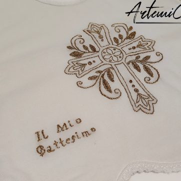 Set battesimale ricamato a mano in cotone bianco con croce fiorita e filo dorato, dettaglio veste