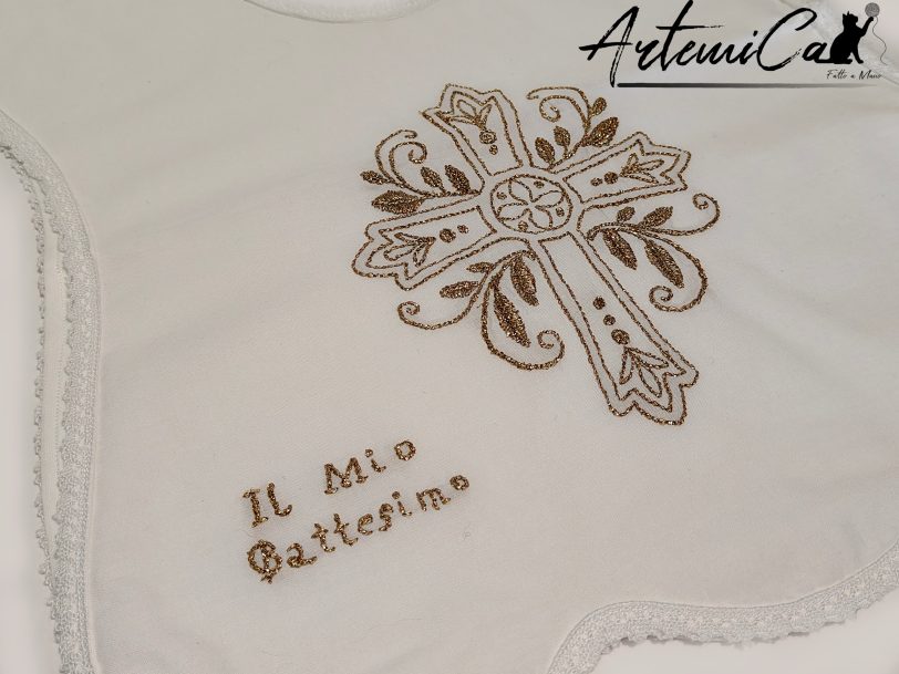 4 (Artemicat) Set battesimale ricamato a mano in cotone bianco con croce fiorita e filo dorato, dettaglio veste