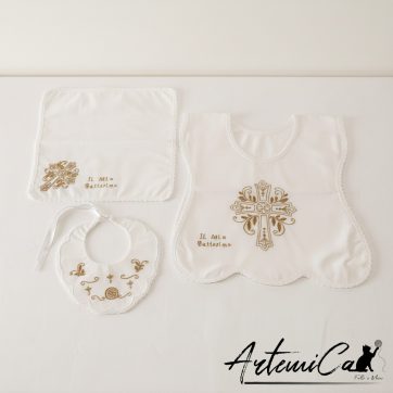 Set battesimale ricamato a mano in cotone bianco con croce fiorita e filo dorato, tre pezzi: veste, fazzoletto e bavaglino