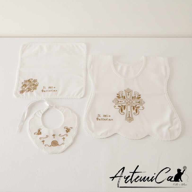 7 (Artemicat) Set battesimale ricamato a mano in cotone bianco con croce fiorita e filo dorato, tre pezzi: veste, fazzoletto e bavaglino