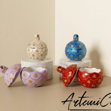 1 (Artemicat) Pallina di Natale apribile in polvere di ceramica in quattro colori, lilla, rosso, blu e cipria, con alberelli dorati