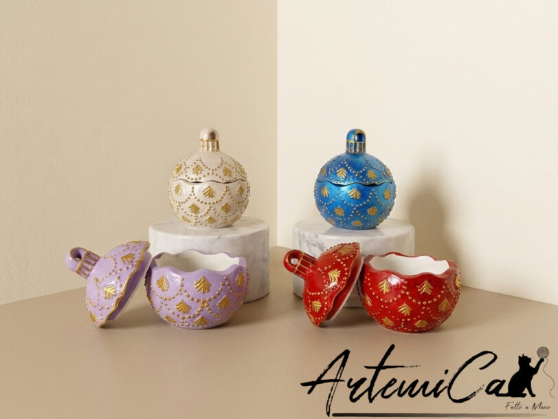 1 (Artemicat) Pallina di Natale apribile in polvere di ceramica in quattro colori, lilla, rosso, blu e cipria, con alberelli dorati