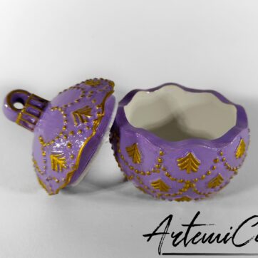 Pallina di Natale apribile in polvere di ceramica in quattro colori, lilla, rosso, blu e cipria, con alberelli dorati