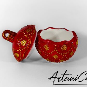 Pallina di Natale apribile in polvere di ceramica in quattro colori, lilla, rosso, blu e cipria, con alberelli dorati
