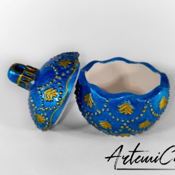 Pallina di Natale apribile in polvere di ceramica in quattro colori, lilla, rosso, blu e cipria, con alberelli dorati