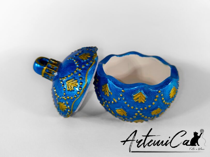 7 (Artemicat) Pallina di Natale apribile in polvere di ceramica in quattro colori, lilla, rosso, blu e cipria, con alberelli dorati