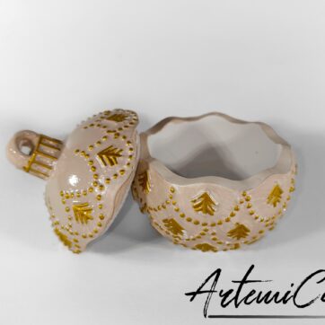 Pallina di Natale apribile in polvere di ceramica in quattro colori, lilla, rosso, blu e cipria, con alberelli dorati
