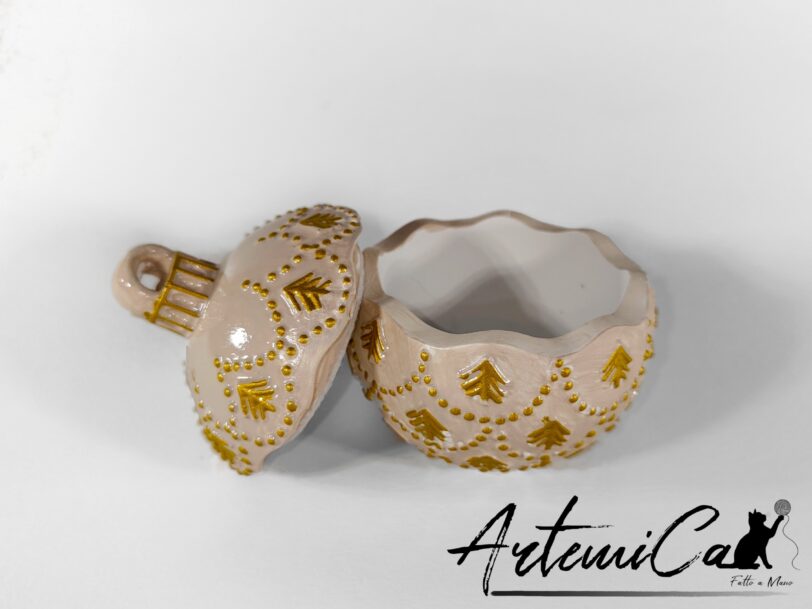 9 (Artemicat) Pallina di Natale apribile in polvere di ceramica in quattro colori, lilla, rosso, blu e cipria, con alberelli dorati